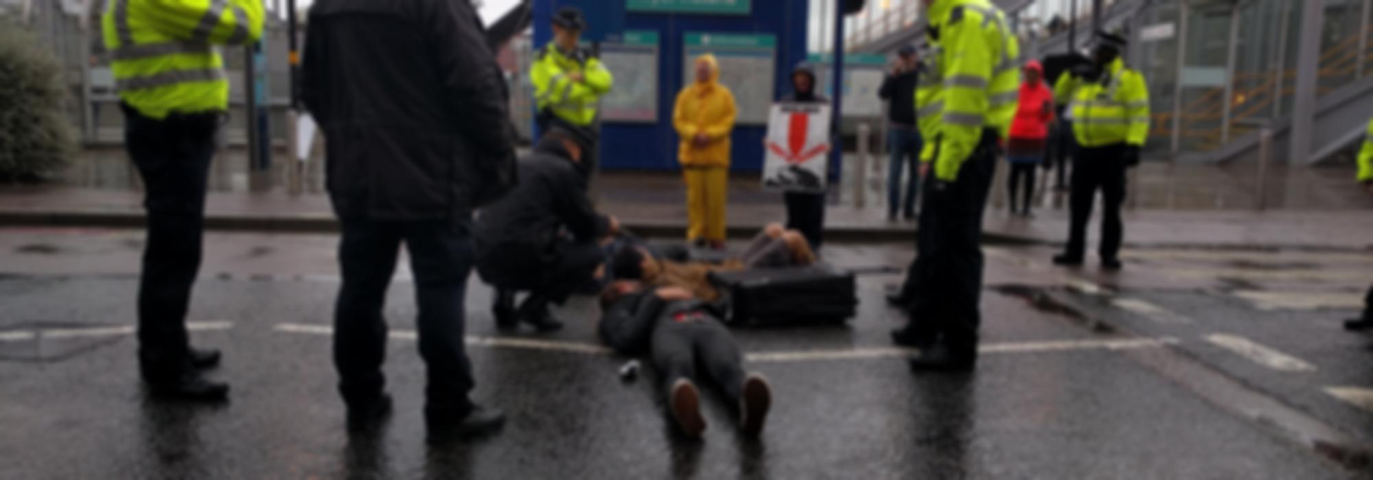 De acties van de Belgische activisten aan de westelijke toegangsweg tot het ExCel Centre.