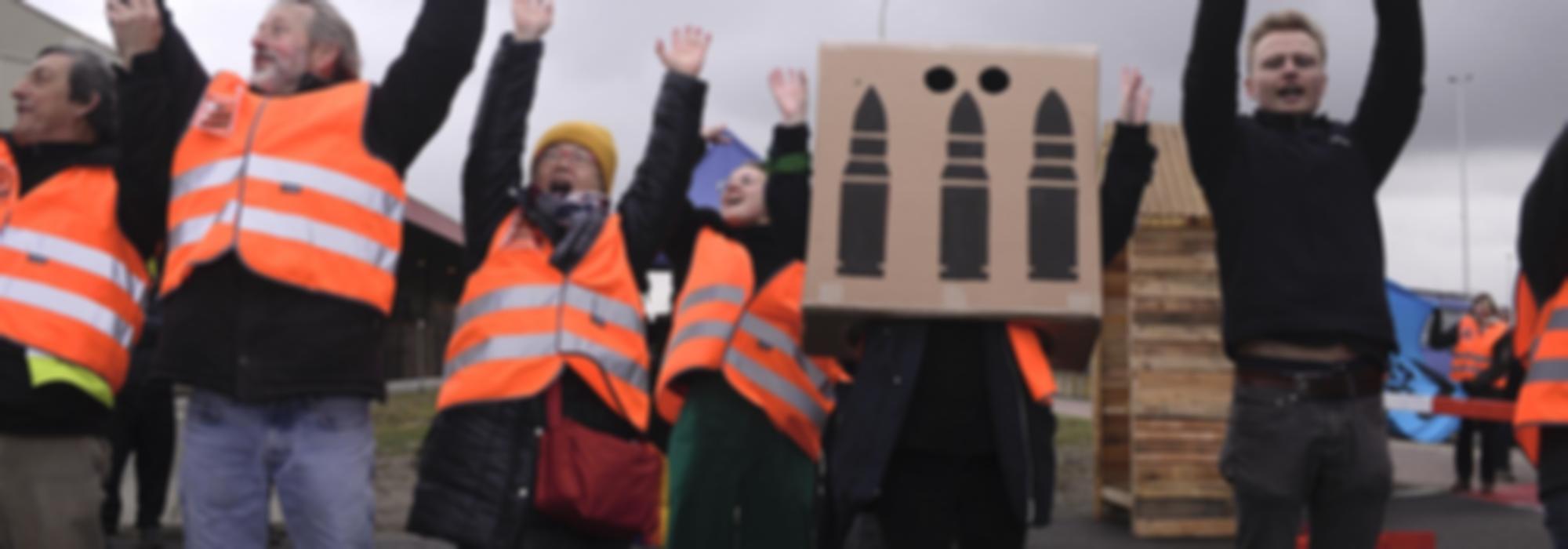 Vredesactivisten doen een mexican wave