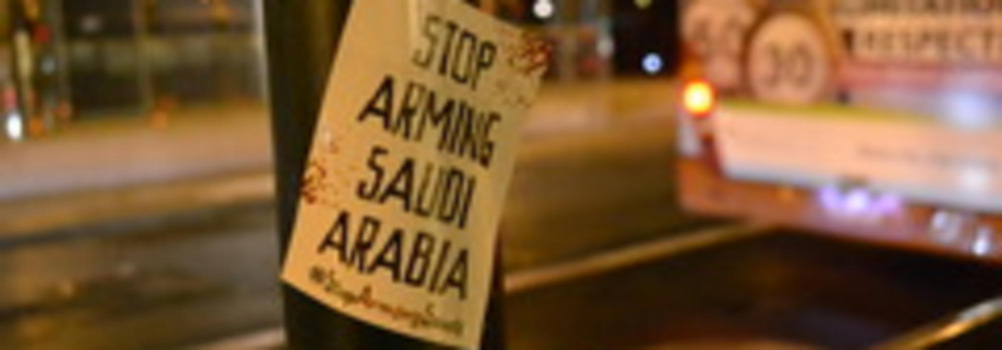 stop arming saudi sticker op een lantaarnpaal