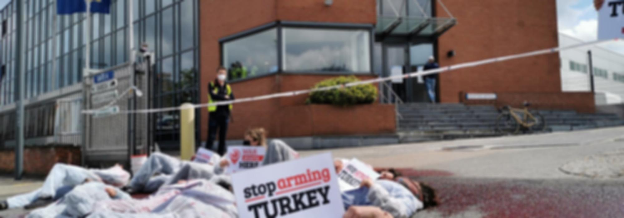 protest bij Sabca - die-in met bordje Stop Arming Turkey