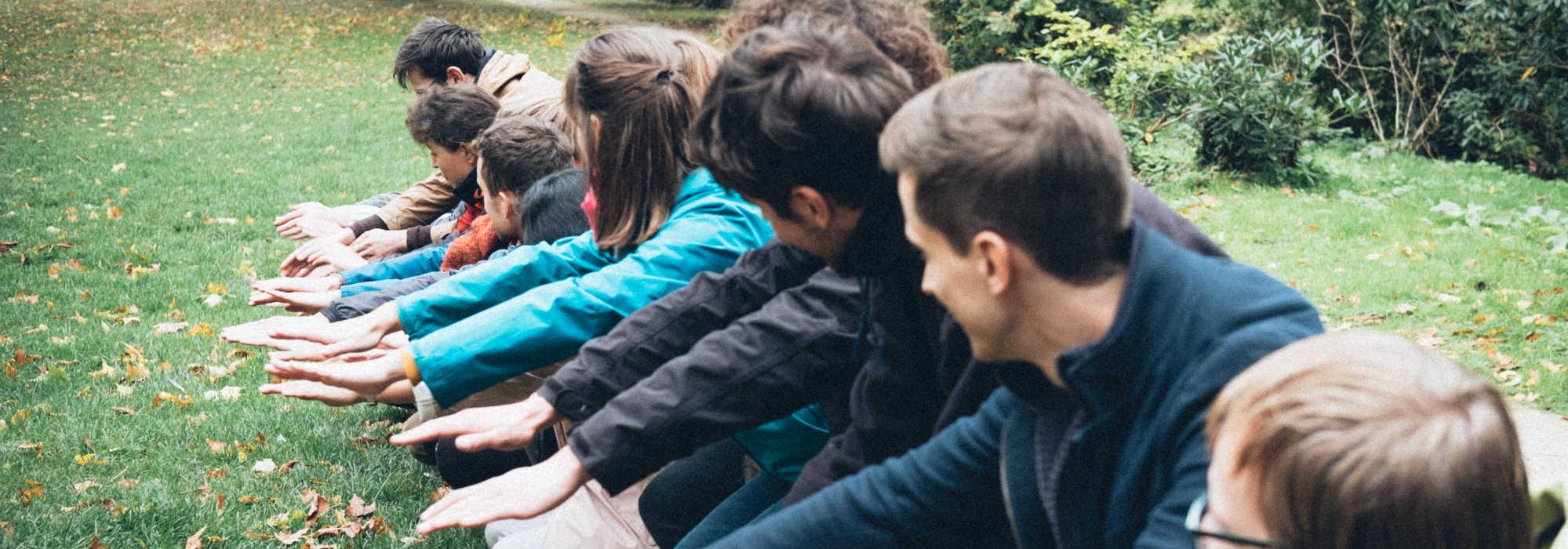 deelnemers aan een training tijdens een oefening in het gras