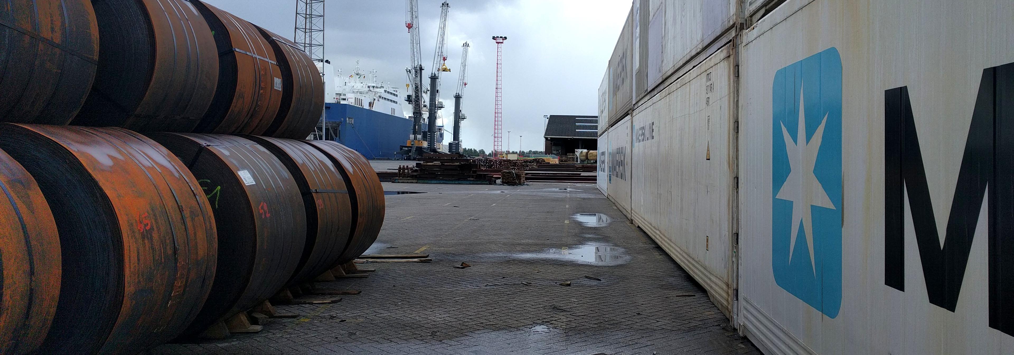 De Bahri Yanbu in Antwerpen, met de containers