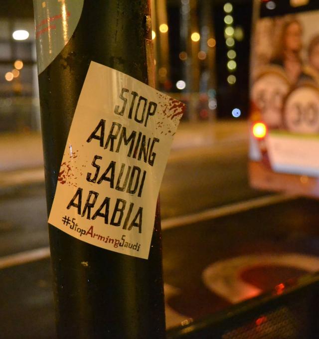 de foto toont een sticker op een lantaarnpaal met daarop Stop Arming Saudi Arabia