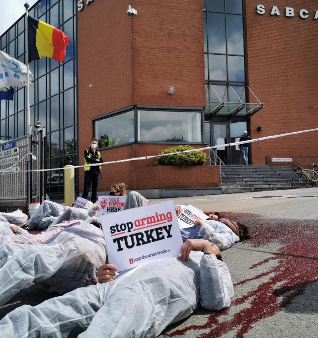 protest bij Sabca - die-in met bordje Stop Arming Turkey